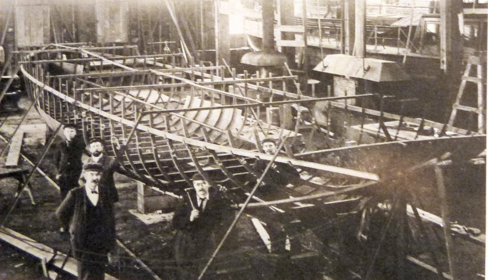  Foreman boat builder Thomas Arnold Baker (front left) at Salter's workshops on Buckingham Street, c. 1905. The best Salter's boats were those that were 'Baker-built'. Image copyright Salter's Steamers Ltd.